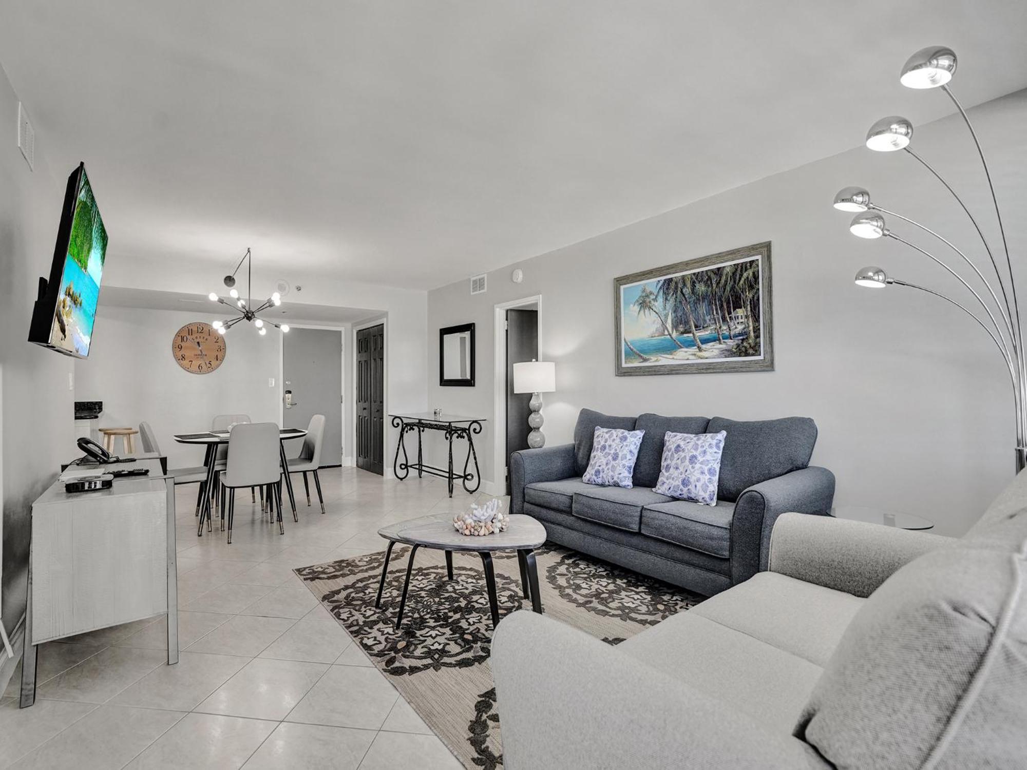Cozy Beachfront 2 Bedroom Service 406 Apartment