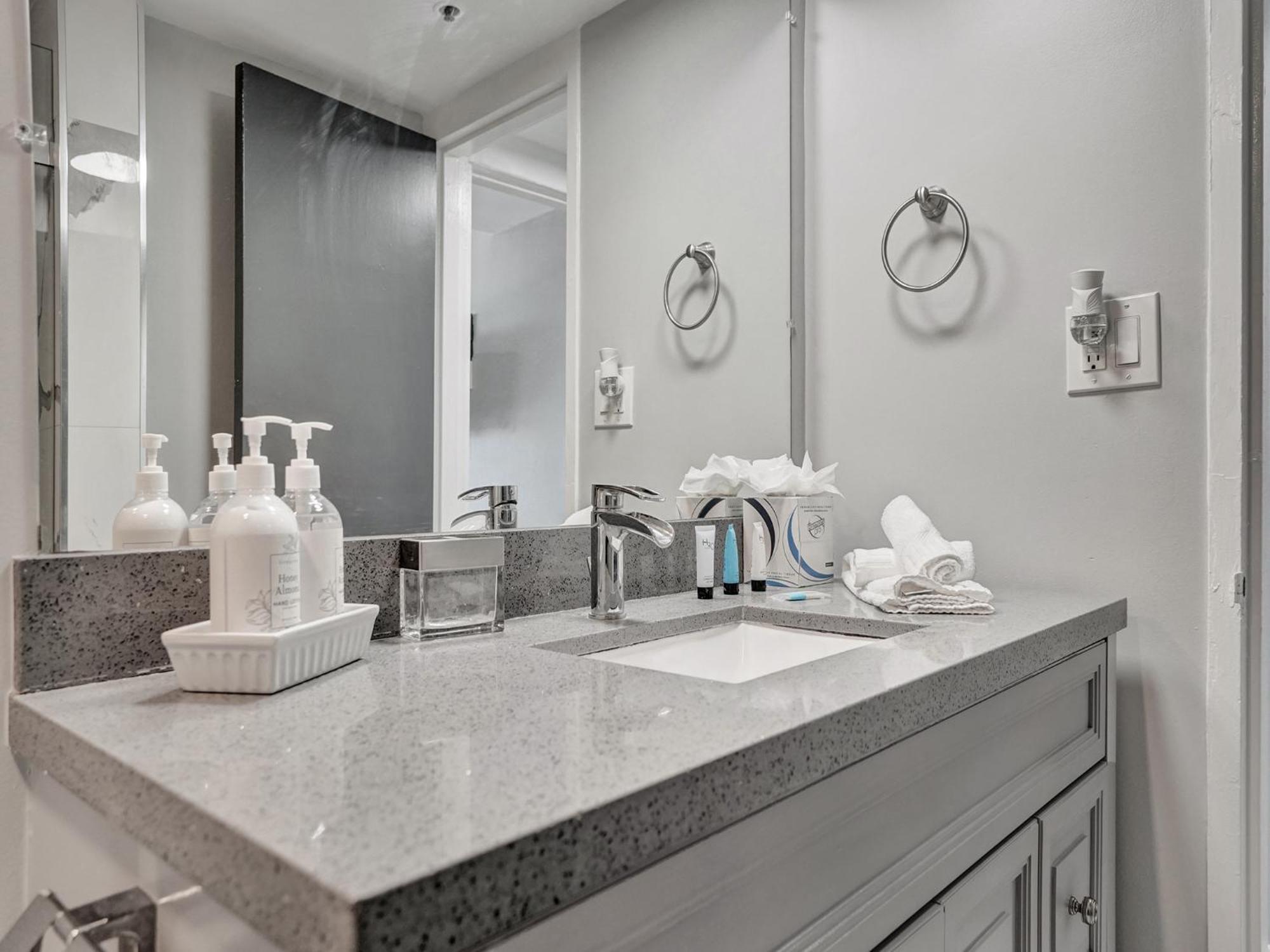 Cozy Beachfront 2 Bedroom Service 406 *