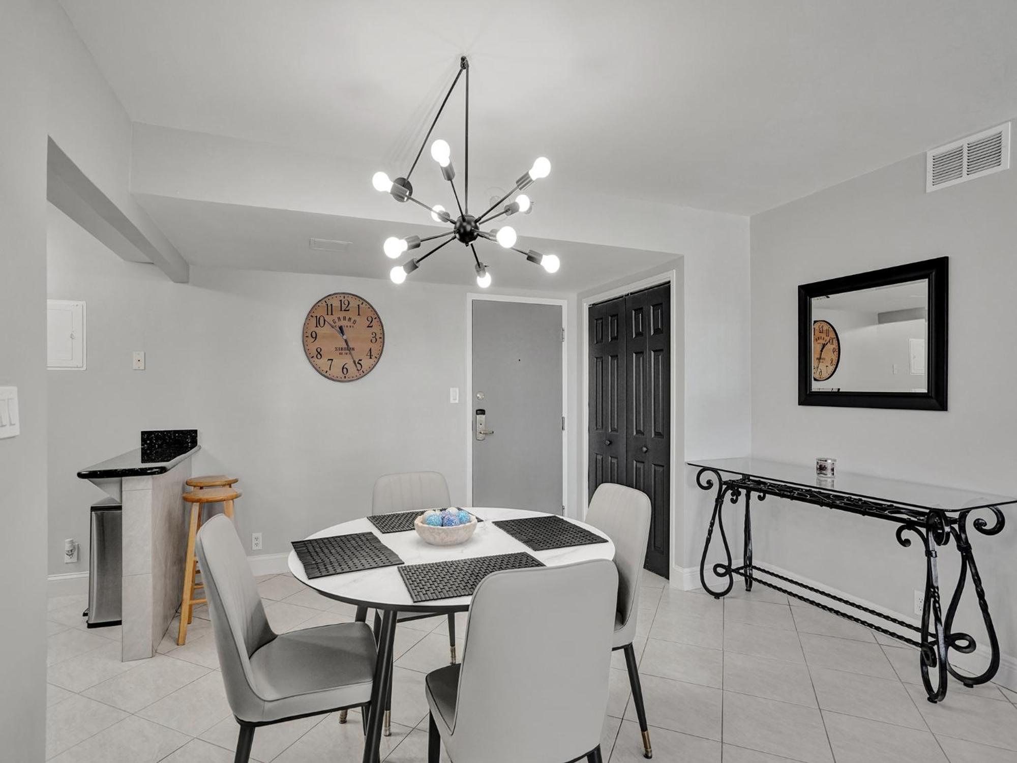 Cozy Beachfront 2 Bedroom Service 406 Miami Beach