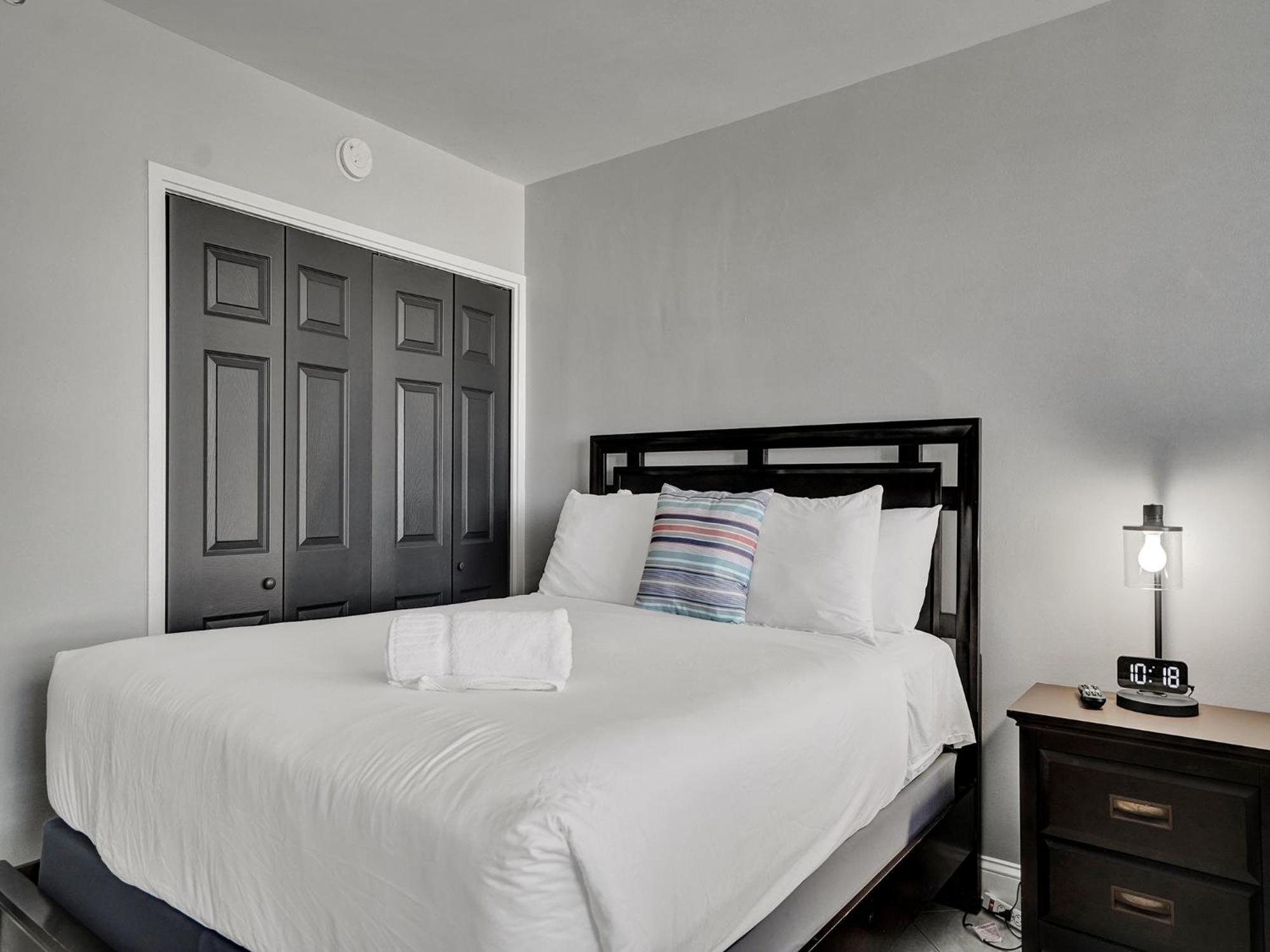 Cozy Beachfront 2 Bedroom Service 406