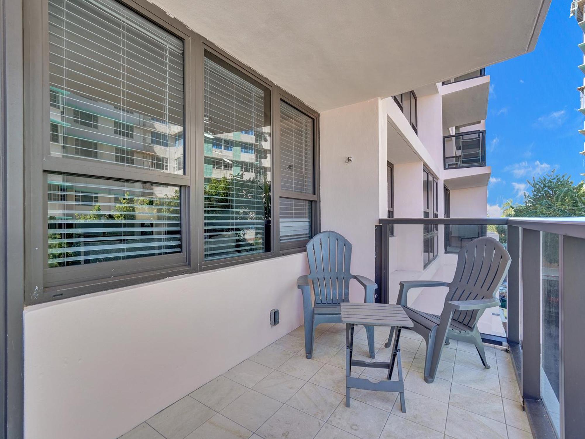Cozy Beachfront 2 Bedroom Service 406 Apartment