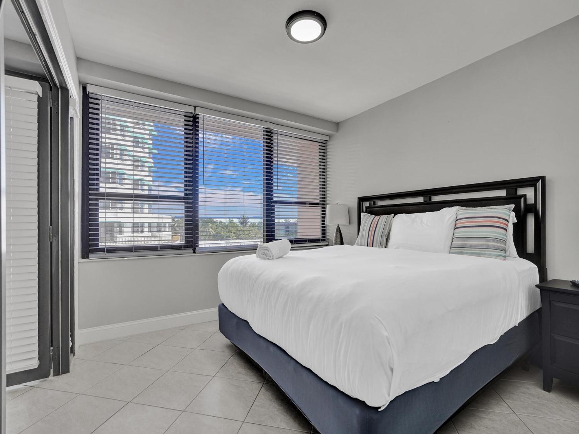 Cozy Beachfront 2 Bedroom Service 406 Apartment *