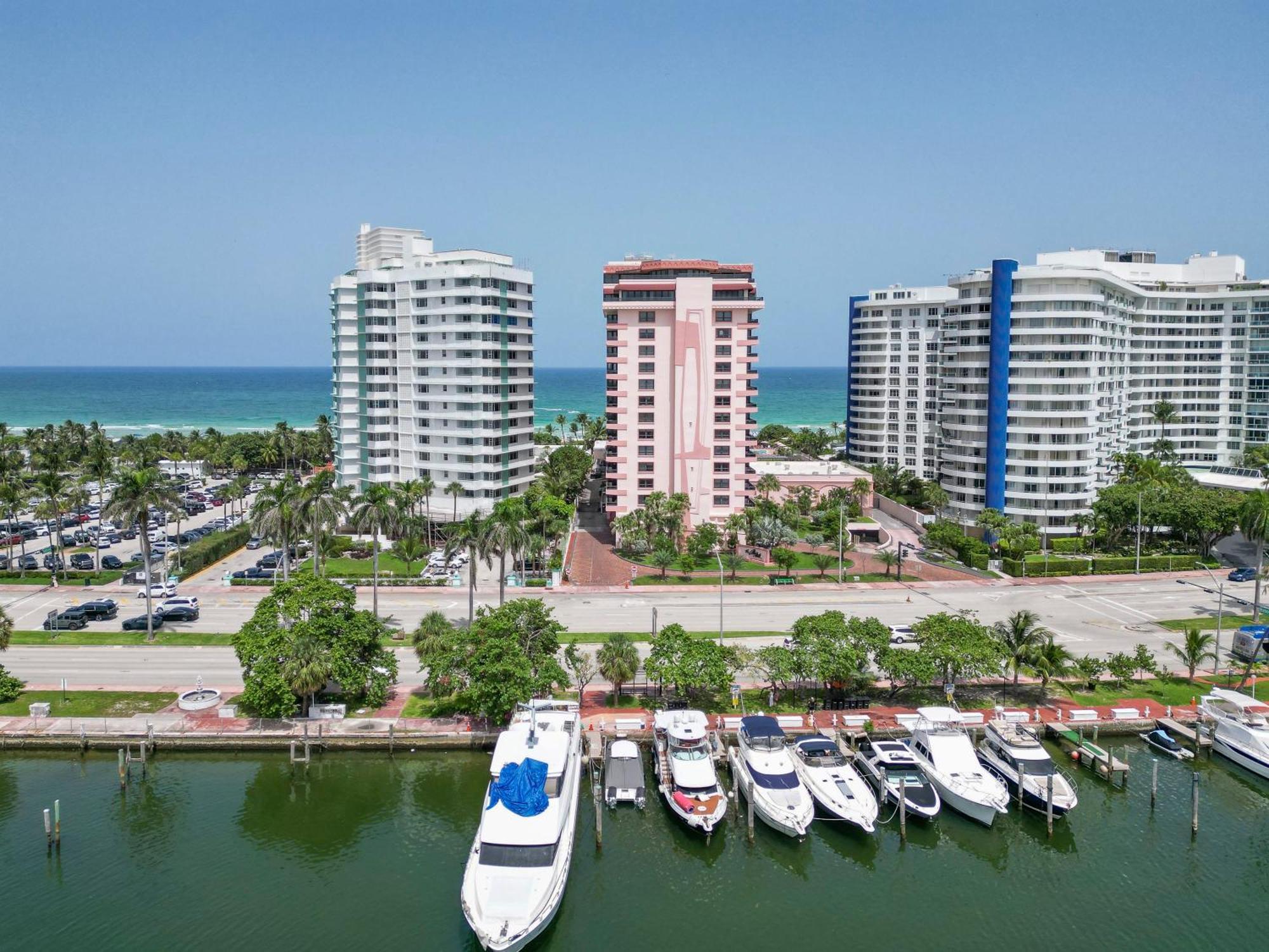 Holiday home Coastal Dreams - Beachfront Pool And Tiki Bar
