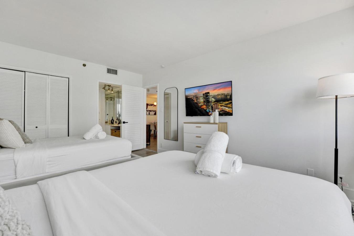 Apartment Beautiful Oceanside Retreat With Service 1606 Miami Beach