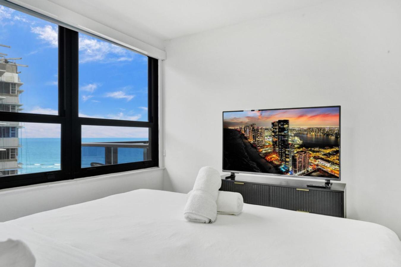 Beautiful Oceanside Retreat With Service 1606 *