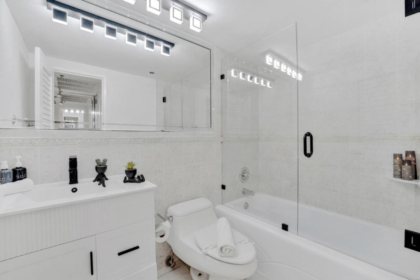 Beautiful Oceanside Retreat With Service 1606