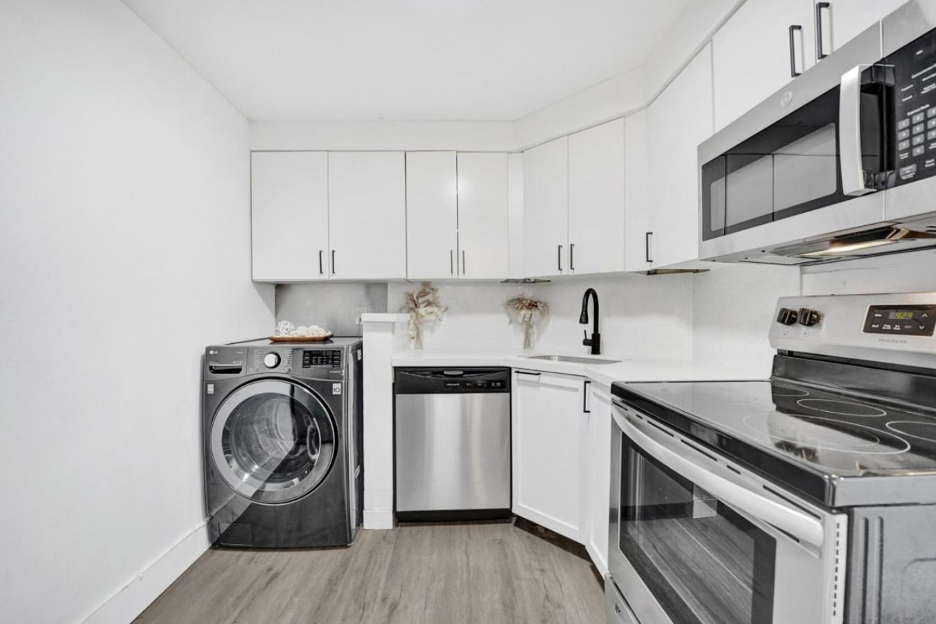 Beautiful Oceanside Retreat With Service 1606 *