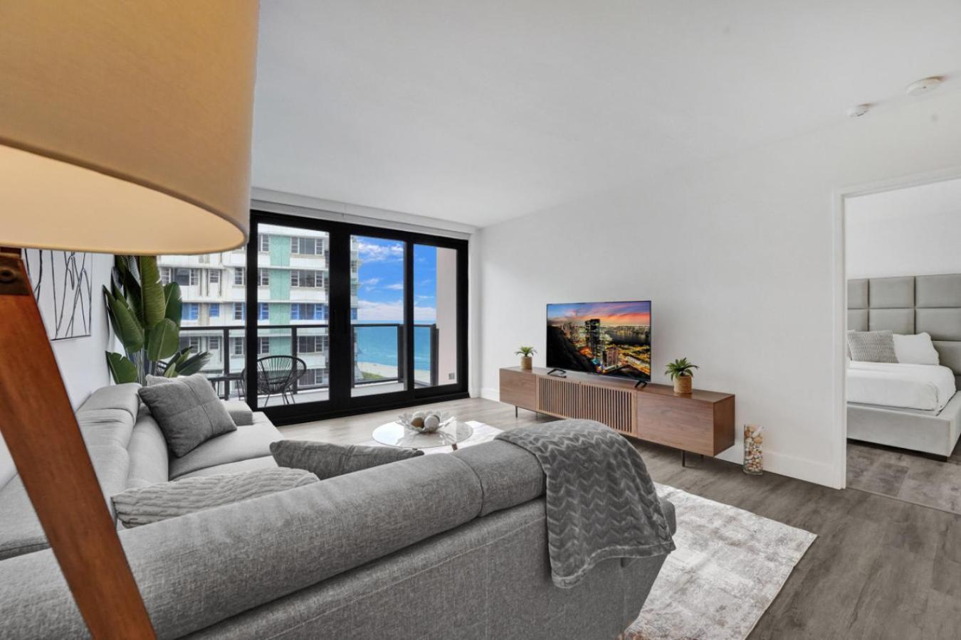 Apartment Beautiful Oceanside Retreat With Service 1606 *