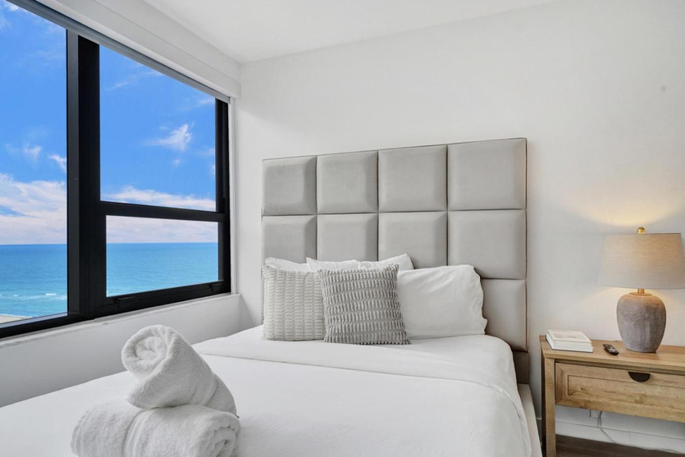 Beautiful Oceanside Retreat With Service 1606 Apartment