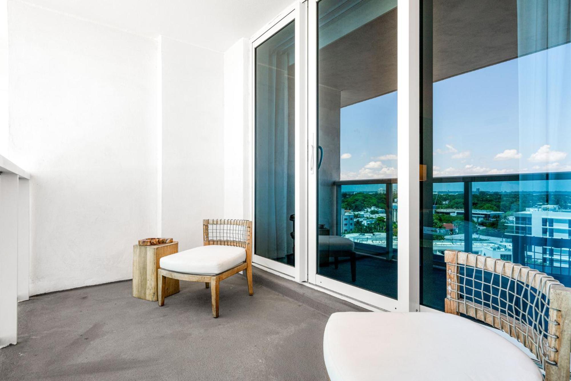 Luxurious Private At 1 & Homes -1045 Apartment