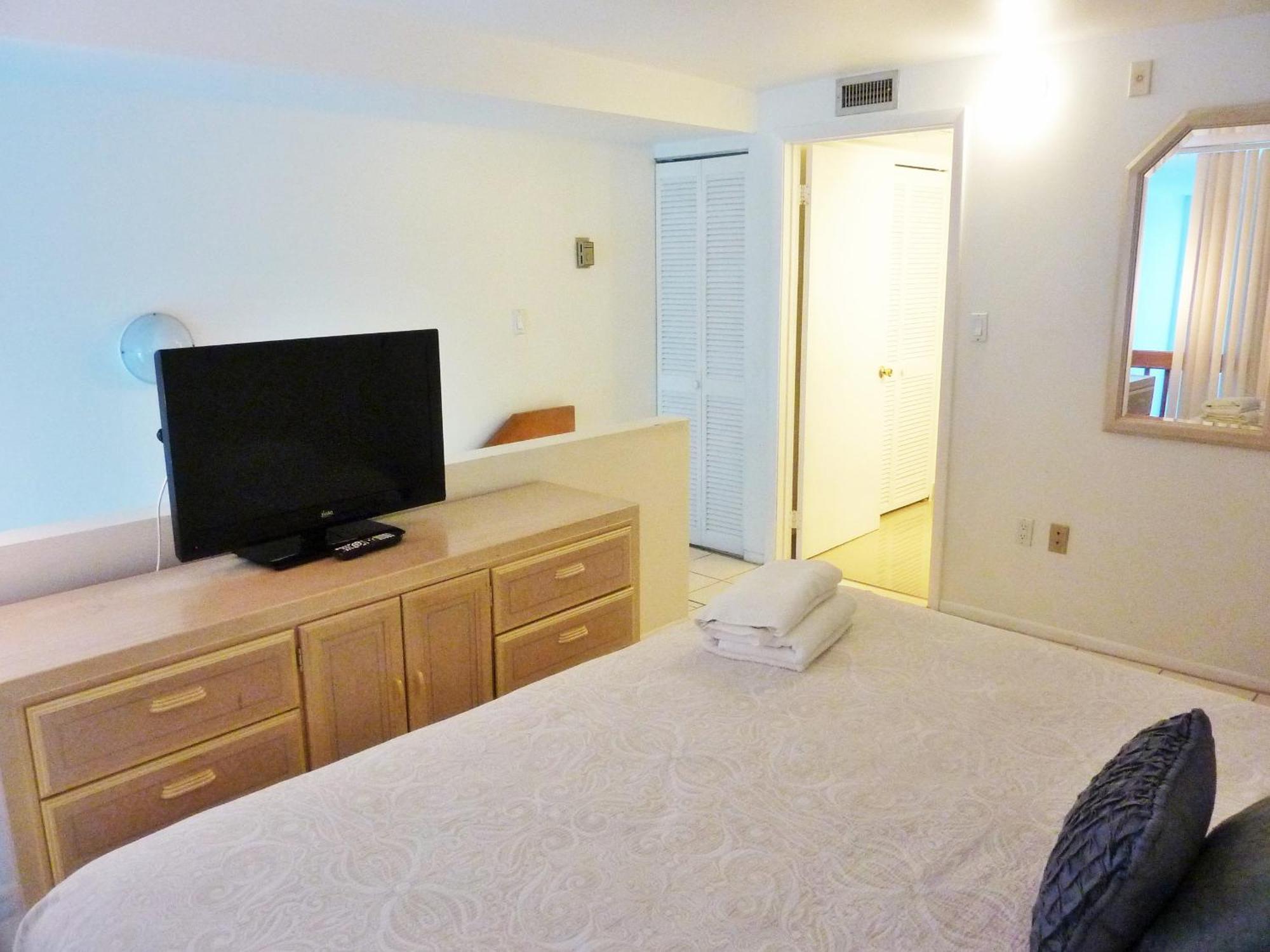 Castle M4 Beachfront Balcony Loft, Free Parking, Pool, Tennis, Access Holiday home