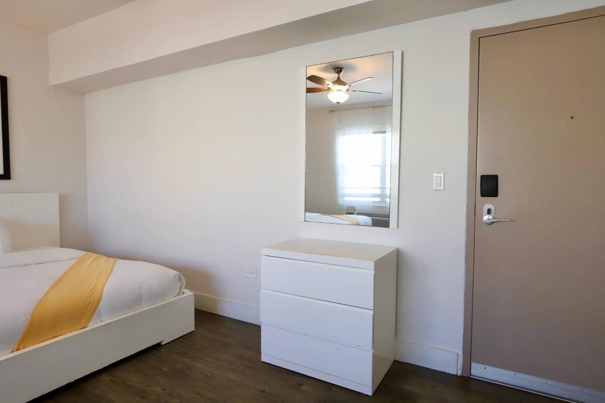 Apartment South Of Fifth Steps To On Ocean Drive *