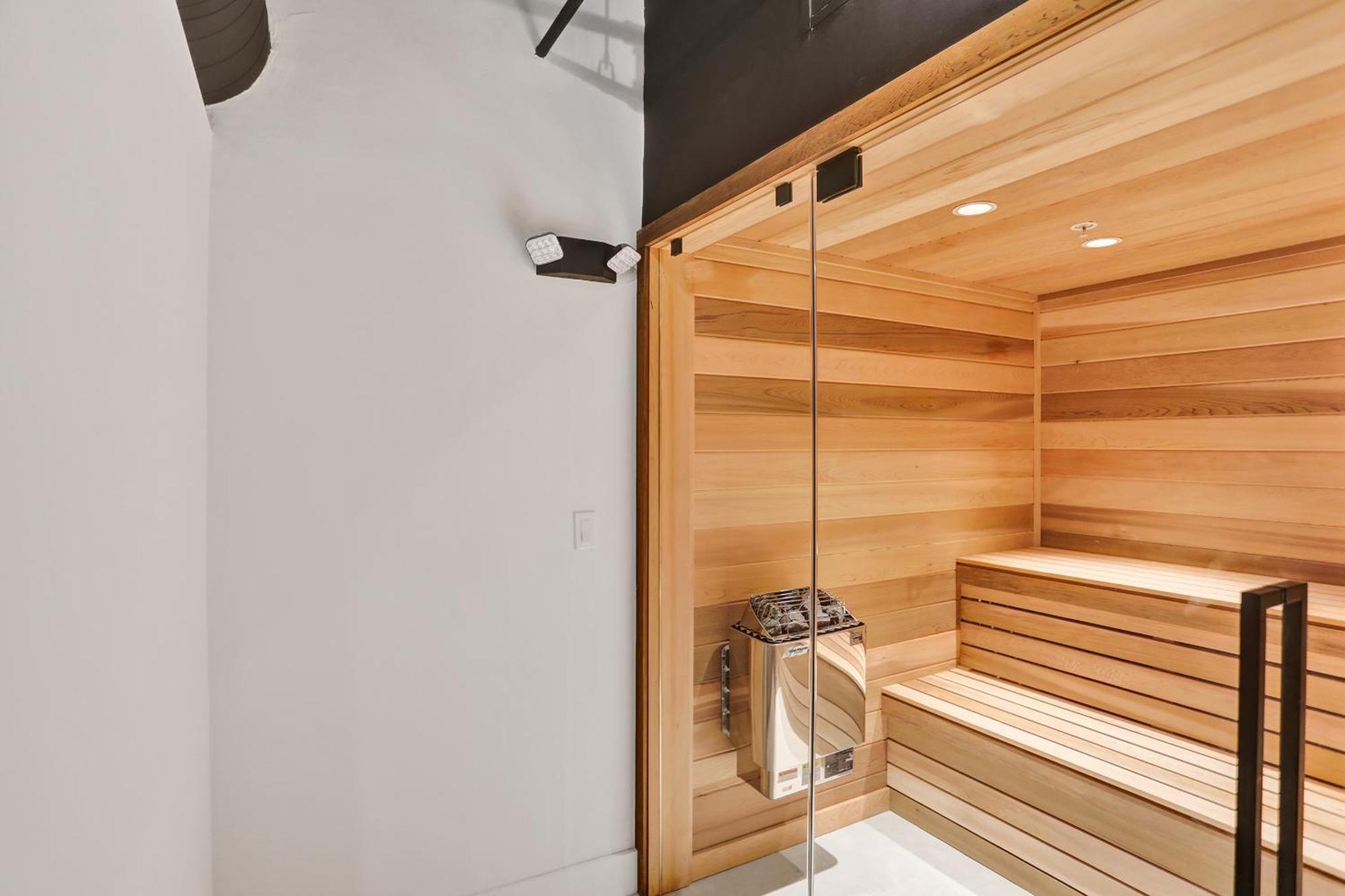 With Perks, Pools, Fitness Center, And A Relaxing Bathtub 916 Apartment *