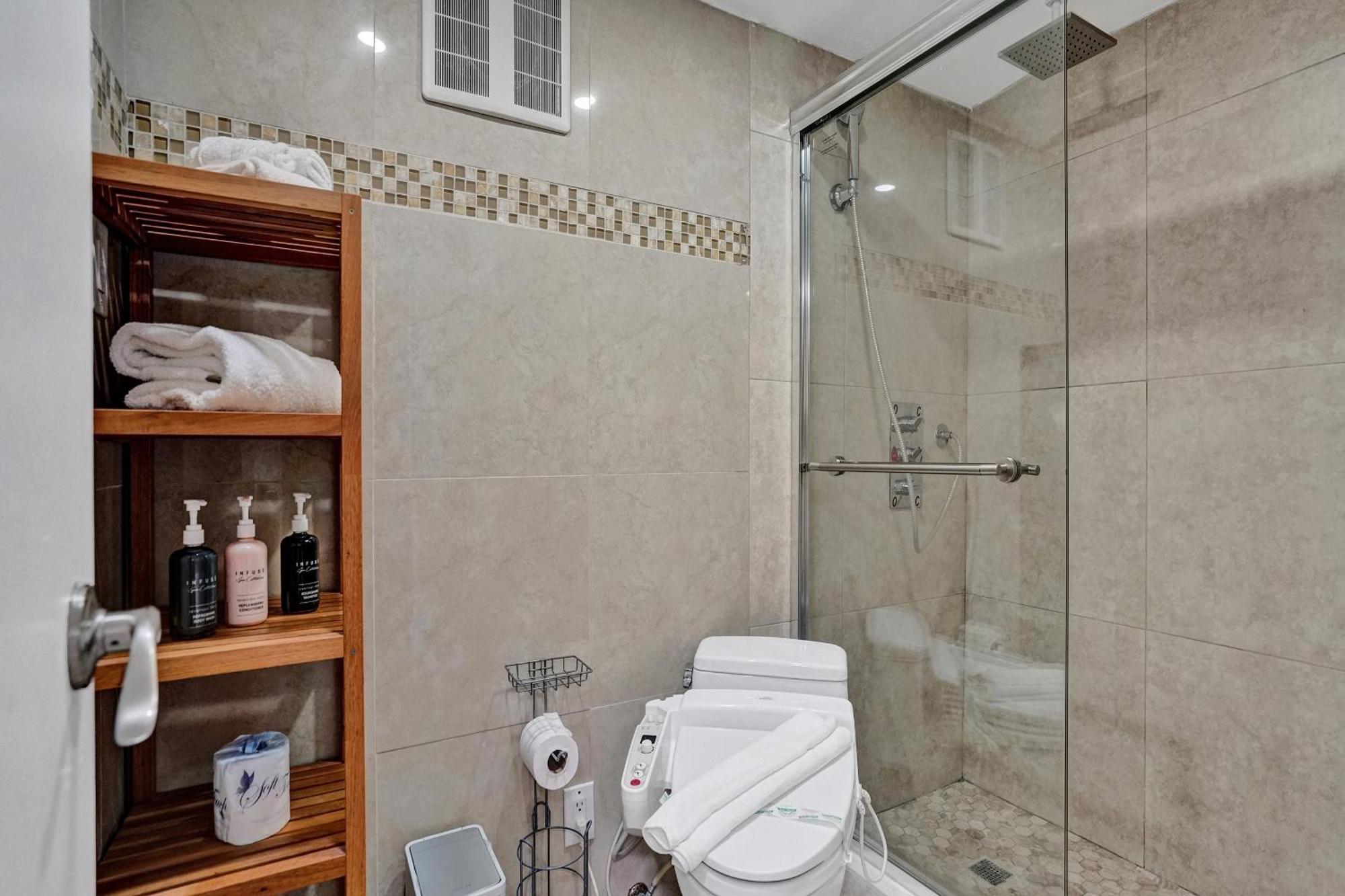 Apartment With Perks, Pools, Fitness Center, And A Relaxing Bathtub 916 Miami Beach