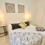 Modern 1/1, Half A Block From The Ocean