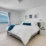 1101- Luxurious 1Br & 2 Bath With City & Ocean Views