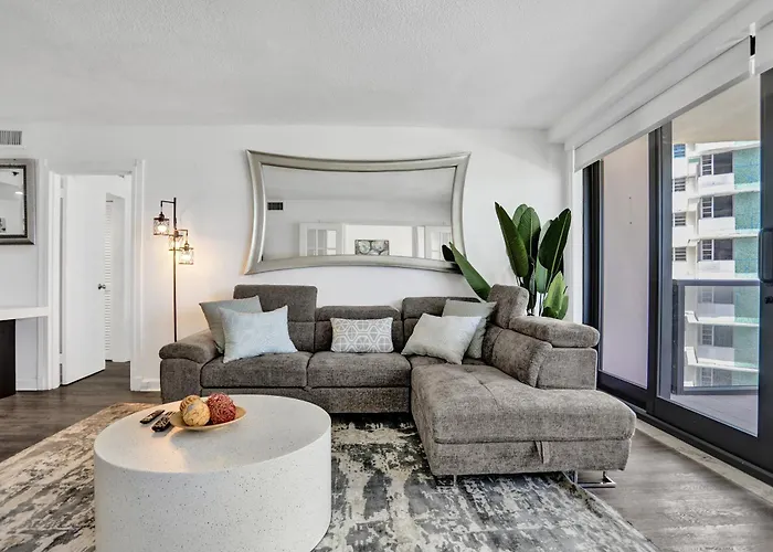 Adorable 2 Bedroom Condo Beach Service 1110