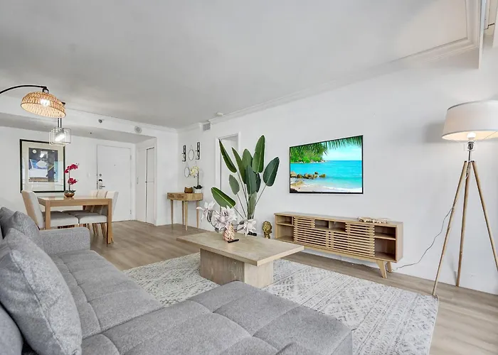 Comfortable Ocean View Condo Beach Service 1214