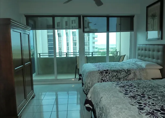 Castle Ph12 Spacious Bay View Penthouse, Pool, Tennis, Free Parking