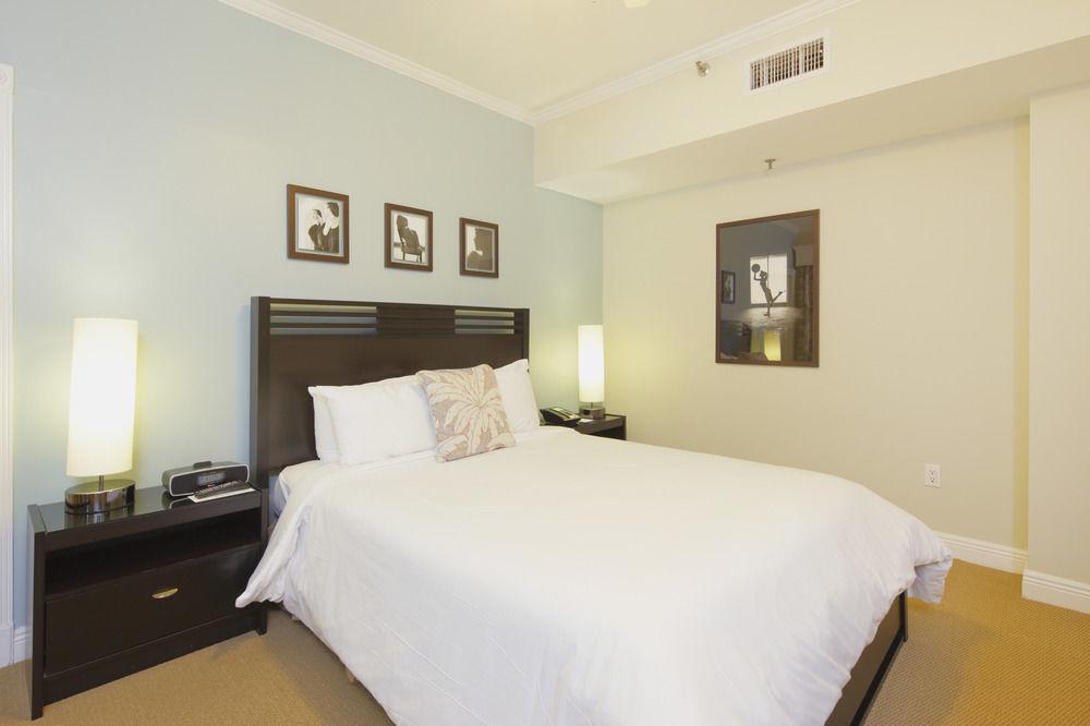Hotel The Savoy & Club Miami Beach