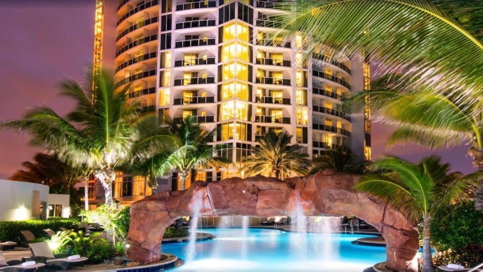 Luxurious Beach Gym Balcony Apartment Miami Beach