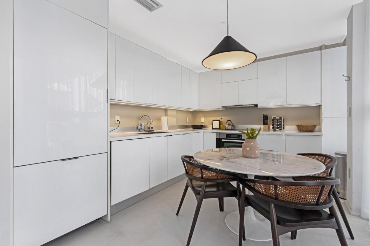 Apartment Roami At 250 Collins