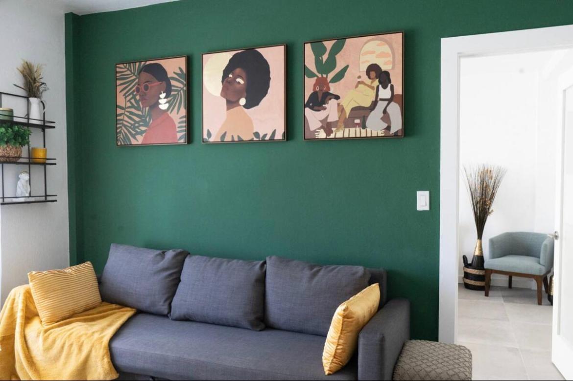 Newely Remodeled Only 1 Min To The Beach! *