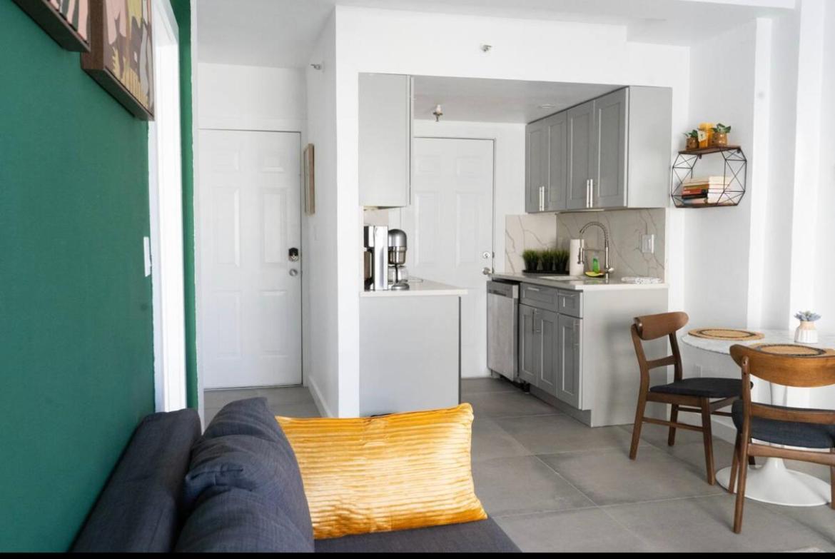 Apartment Newely Remodeled Only 1 Min To The Beach!