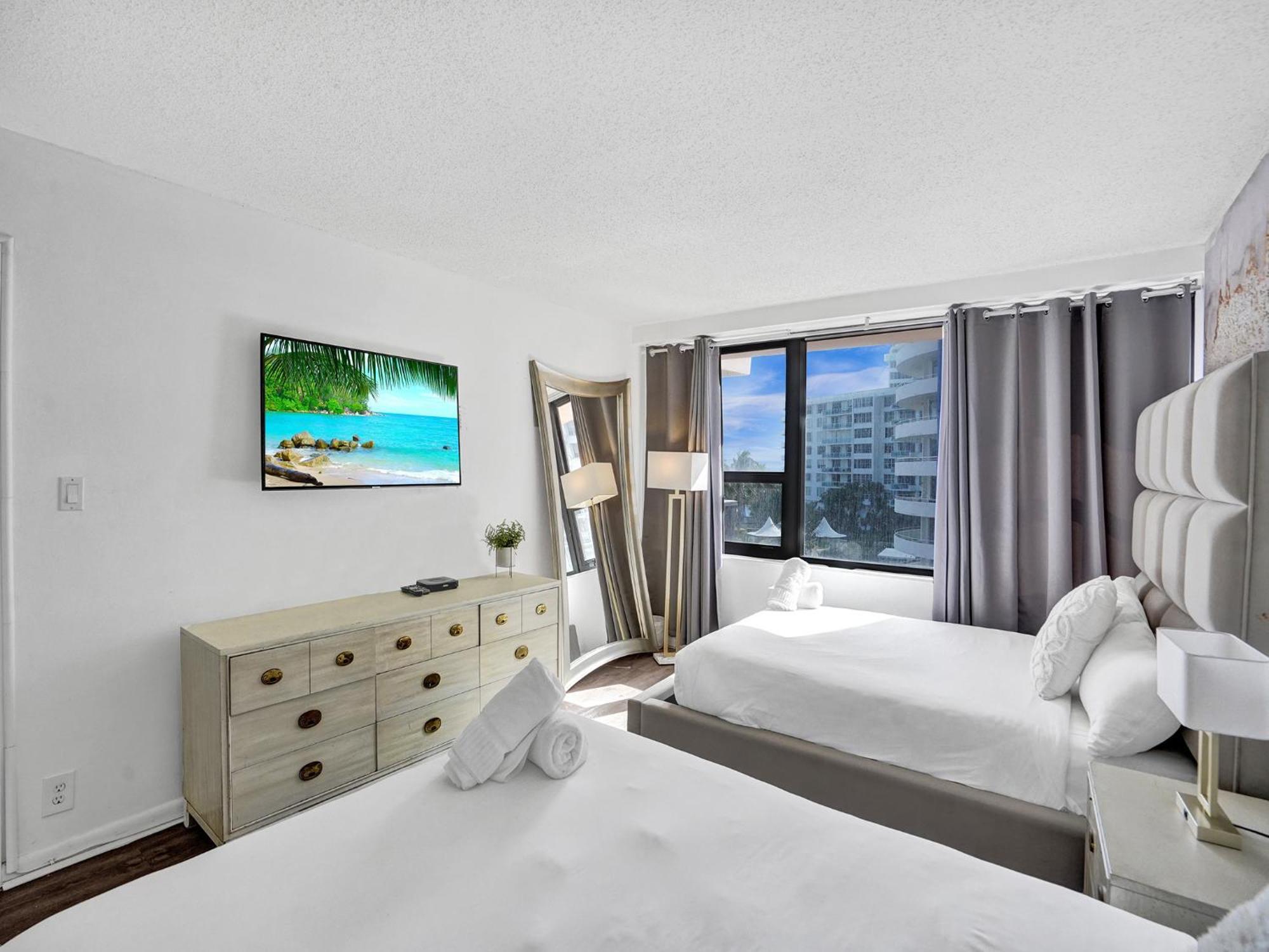 Adorable 2 Bedroom Service 605 Miami Beach