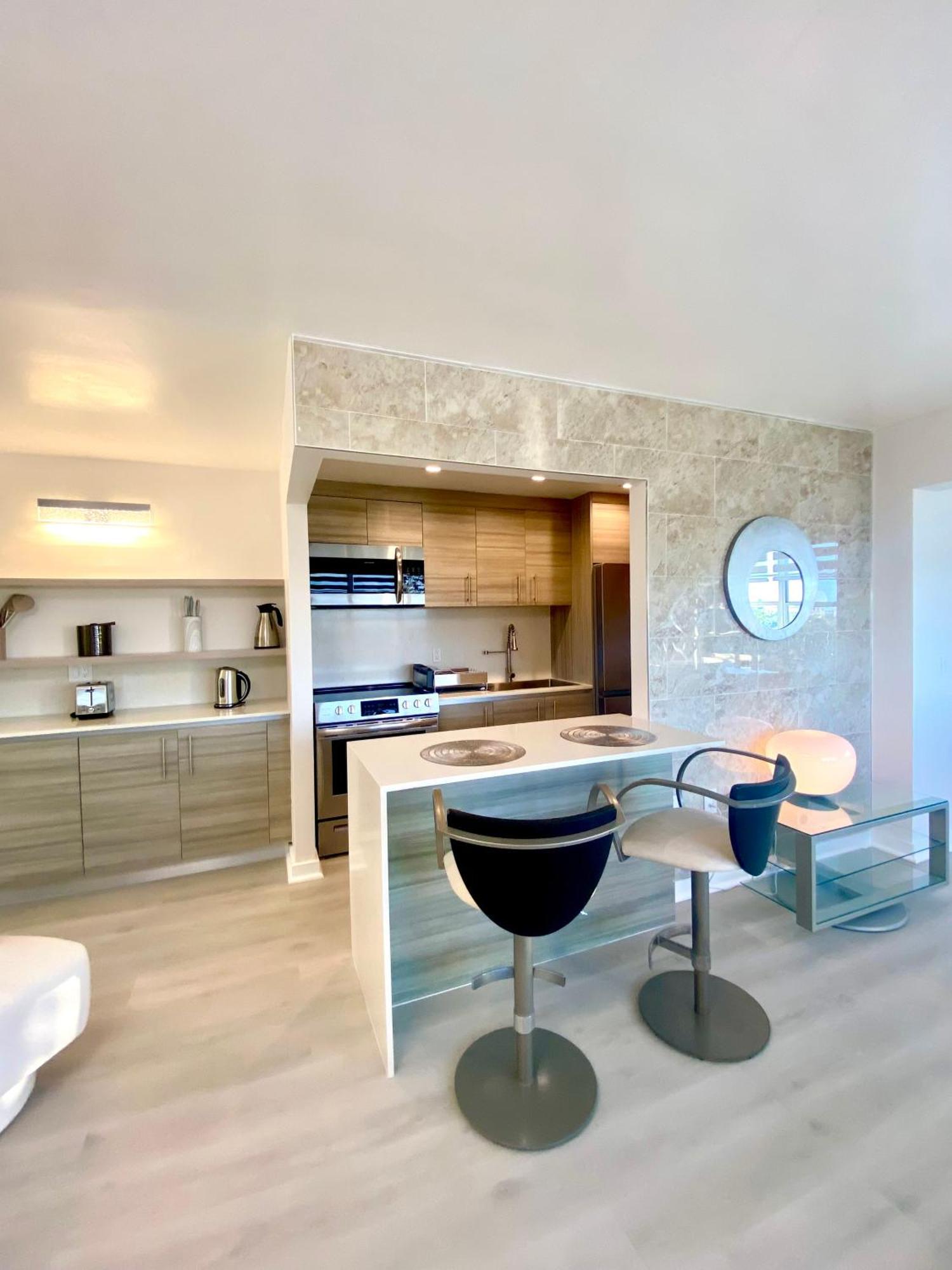 Apartment Panoramic Luxurious Waterfront One Bedroom With Miami Skyline View Free Parking 5min Drive To Miami