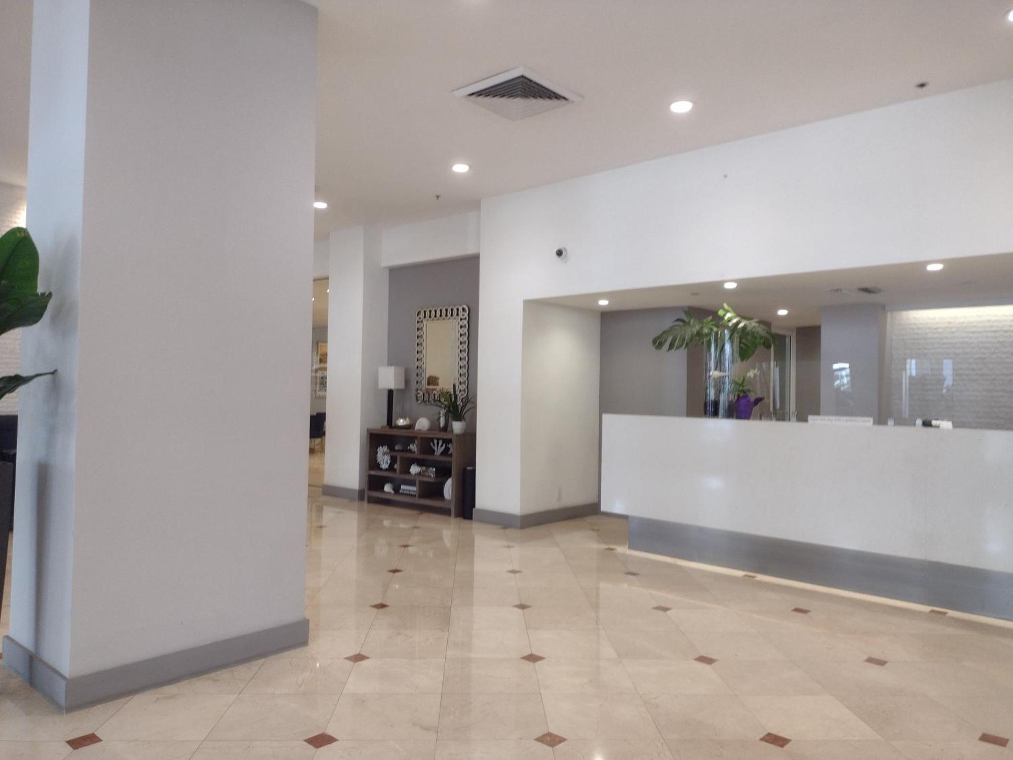 Elegant And Spacious Beachfront With Parking * Miami Beach