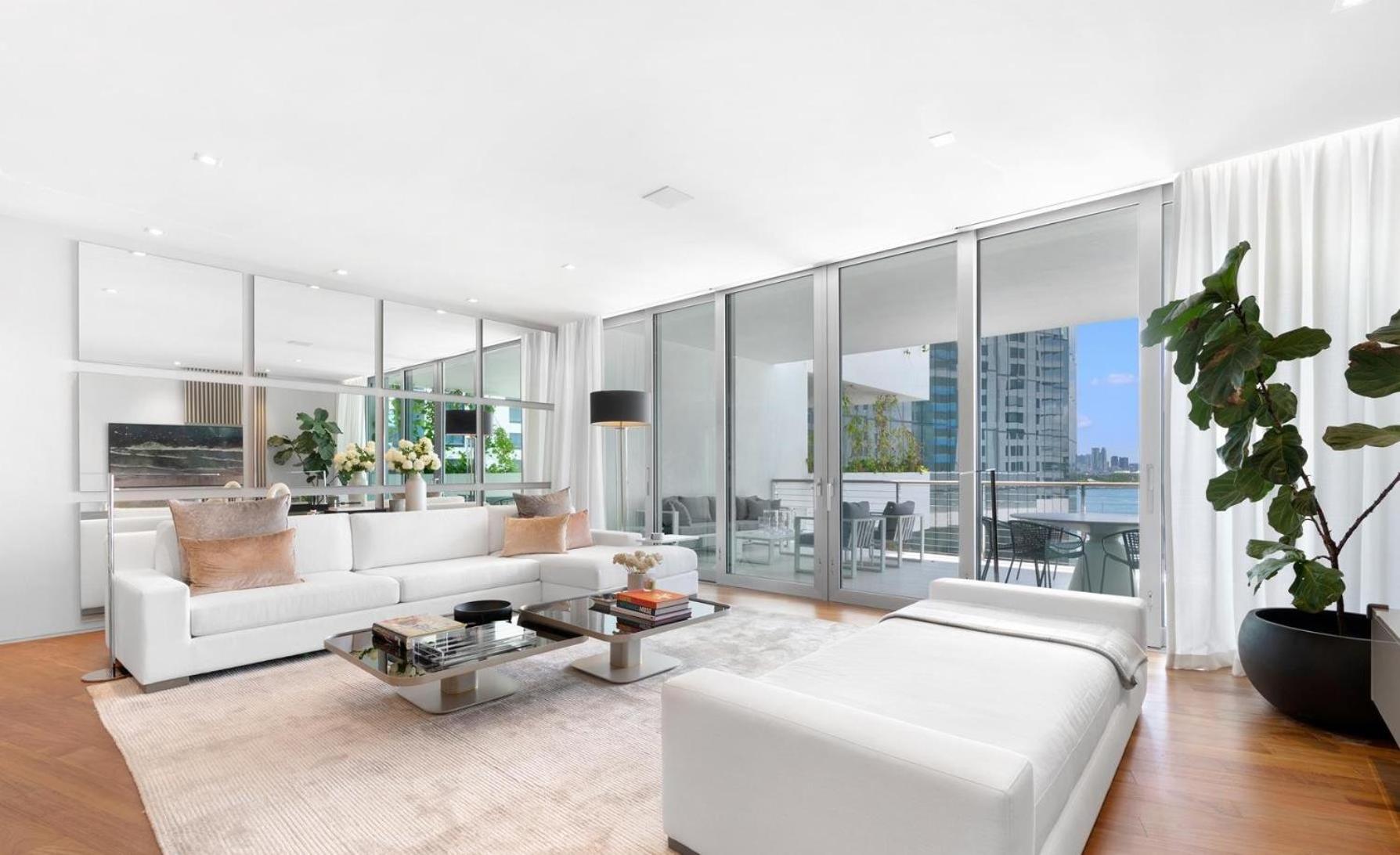 Luxurious Skyline Views In Miami Apartment