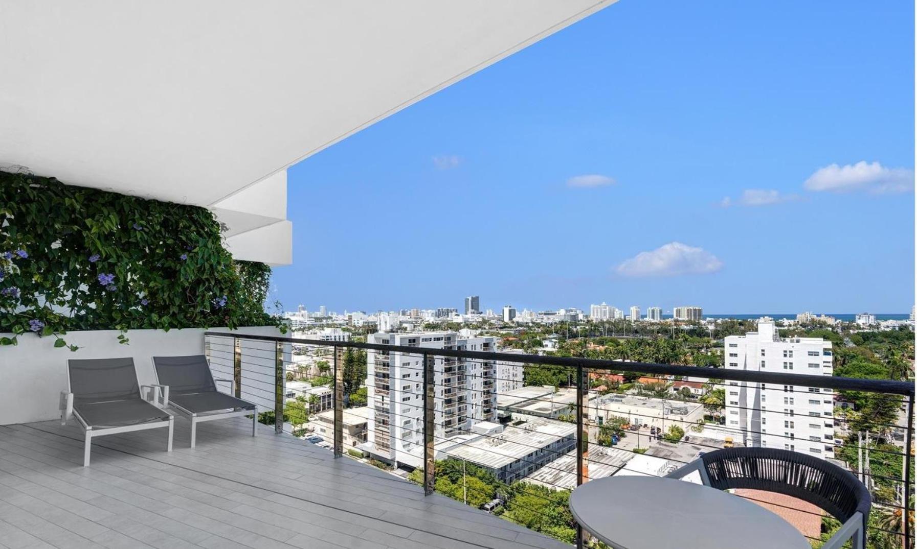 Luxurious Skyline Views In Miami Apartment *