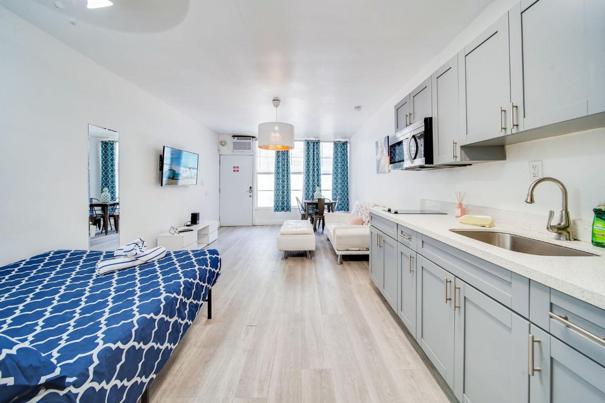 Beachfront 1 Bedroom With 2 Queen Beds On Ocean Drive Miami Beach