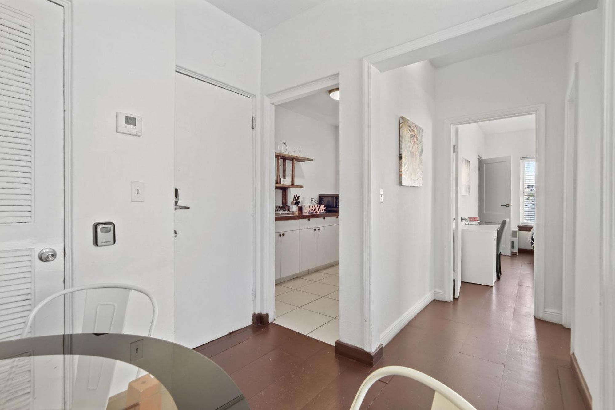 2 B/r W/private Balcony, Heart Of South Apartment Miami Beach