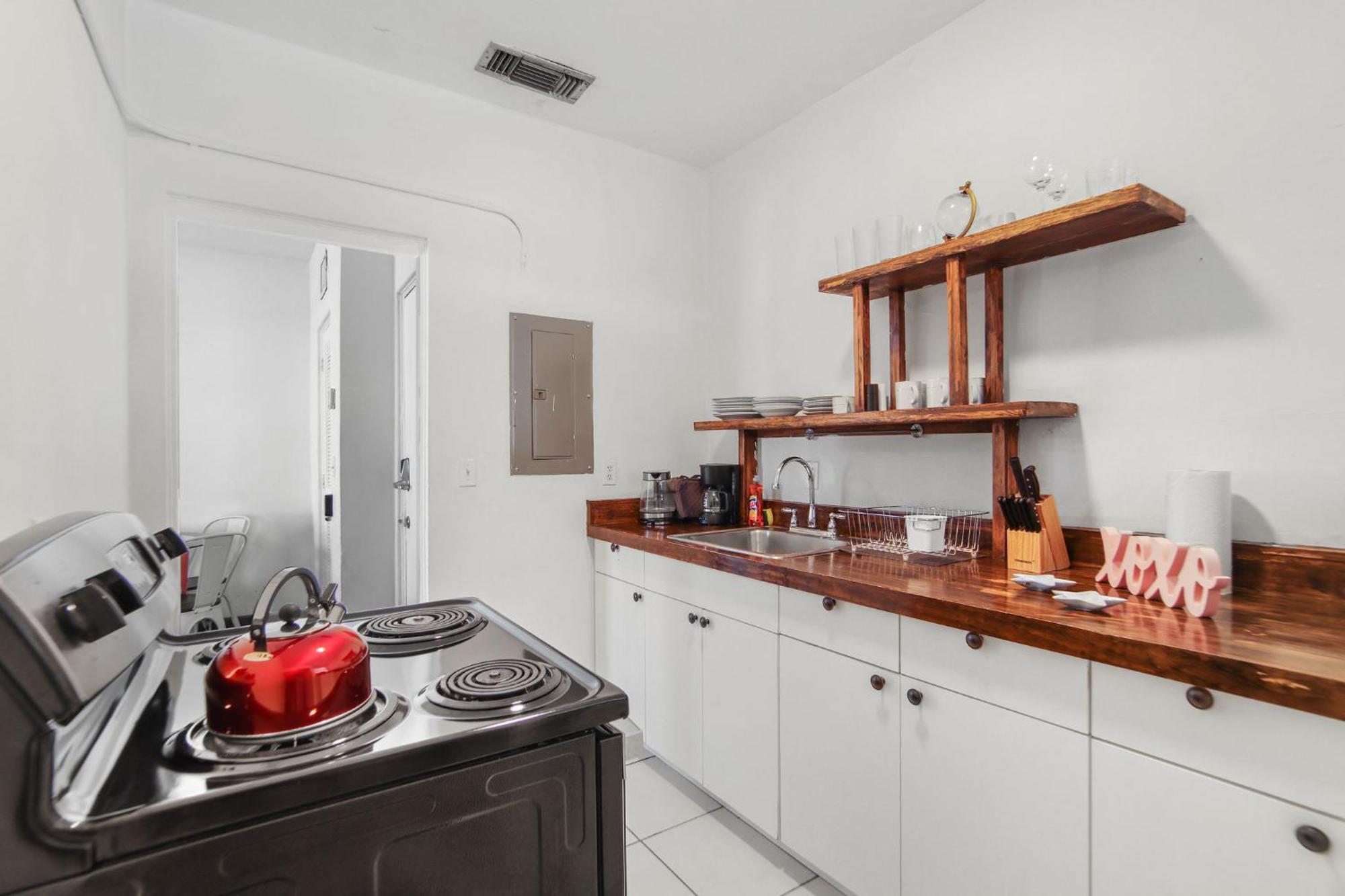 2 B/r W/private Balcony, Heart Of South Miami Beach