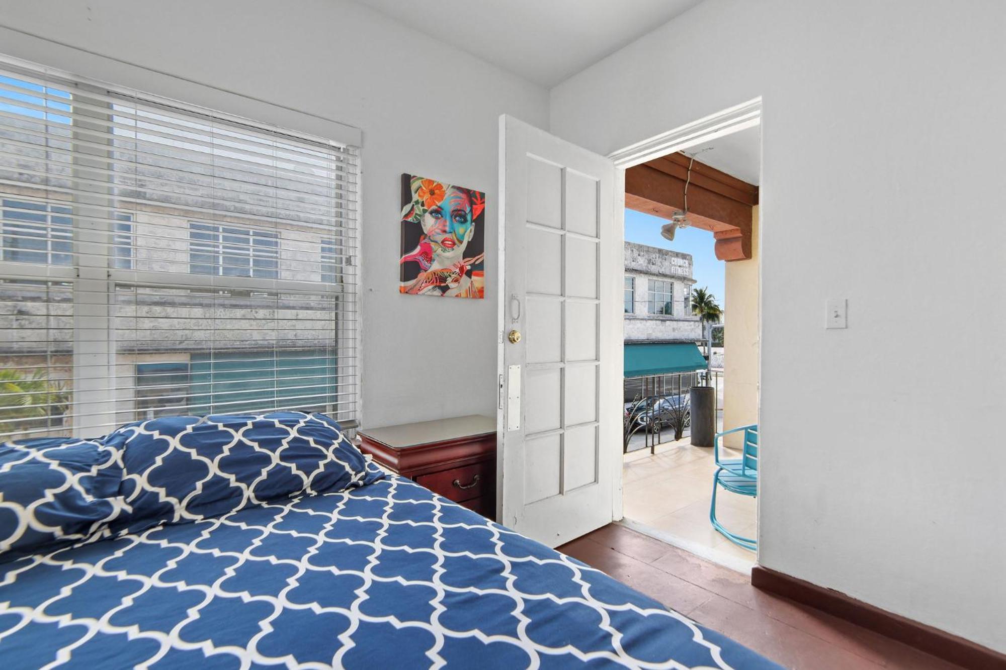 2 B/r W/private Balcony, Heart Of South Apartment