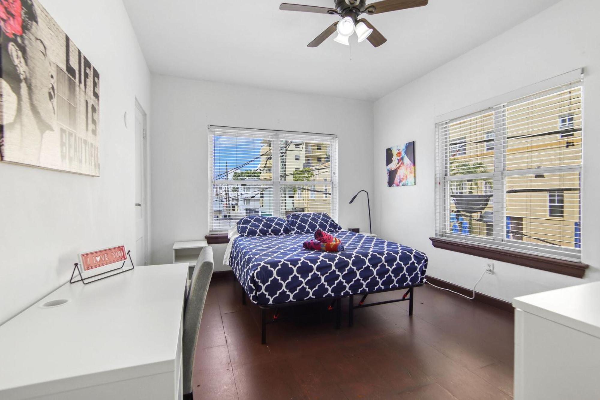 2 B/r W/private Balcony, Heart Of South * Miami Beach