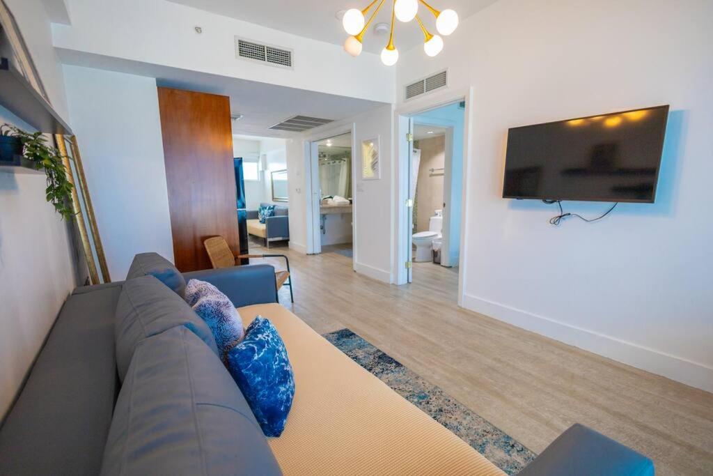 King 1 Bed With Rooftop Pool C202 *
