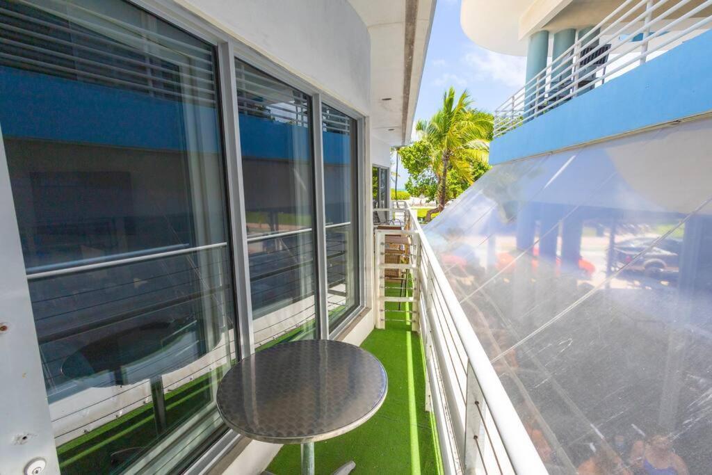 King 1 Bed With Rooftop Pool C202 *