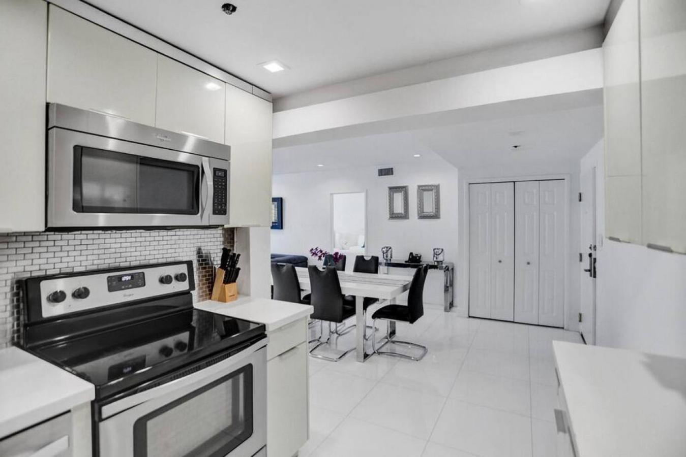 High Floor 2bd With Service 1616 Apartment