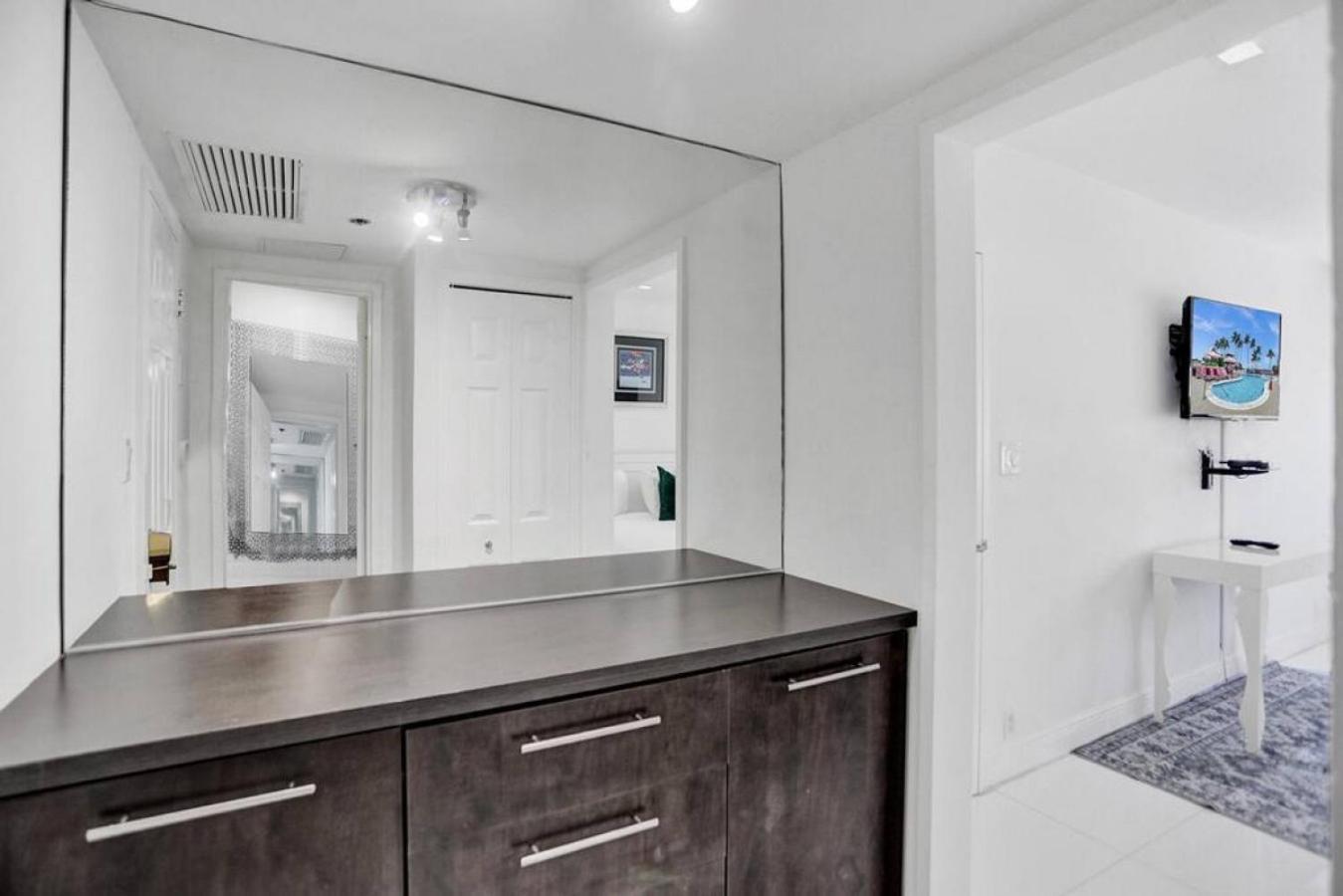 High Floor 2bd With Service 1616 Miami Beach