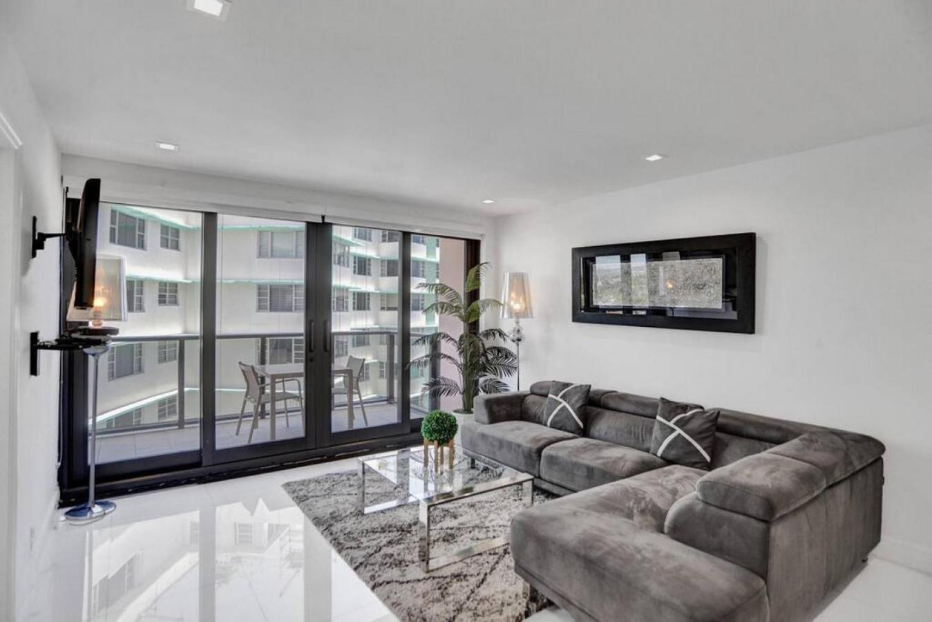 High Floor 2bd With Service 1616 Apartment
