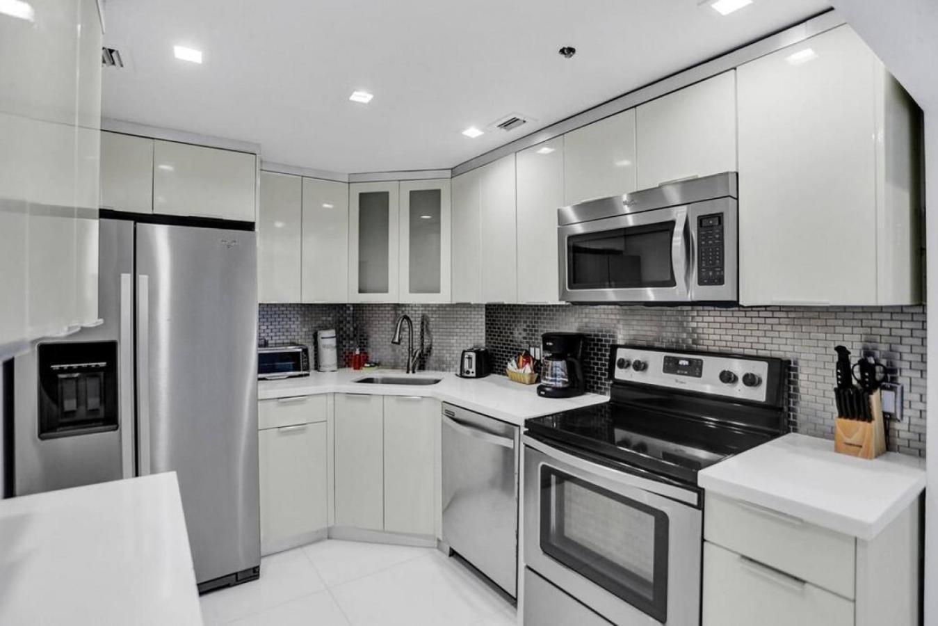 High Floor 2bd With Service 1616 Miami Beach