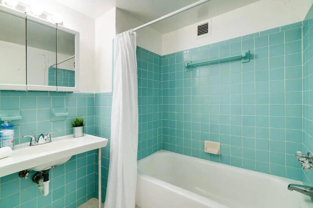 1101- Luxurious 1br & 2 Bath With & Ocean Views Apartment *