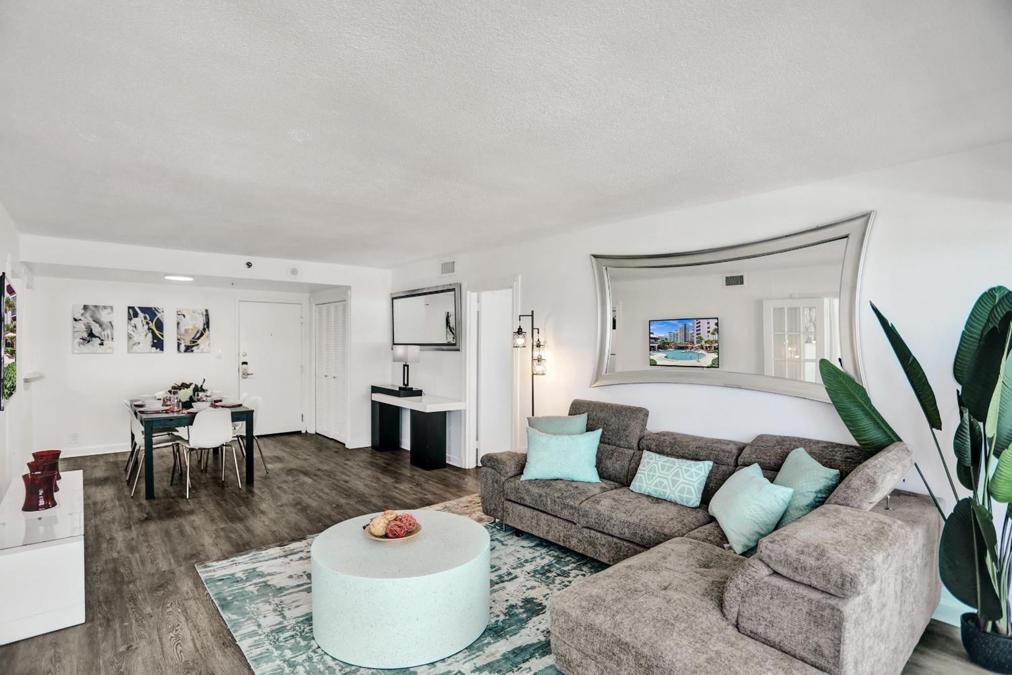 Adorable 2 Bedroom Service 1110 * Miami Beach