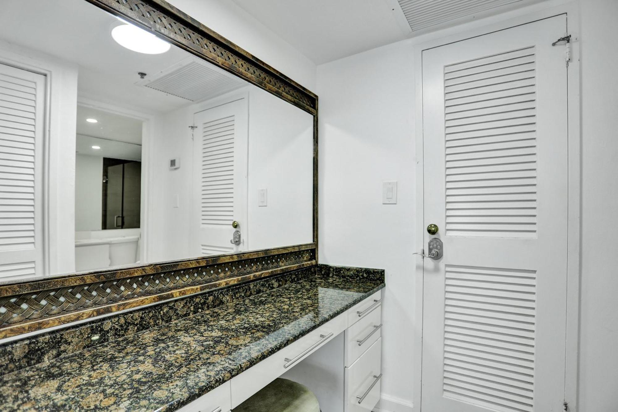 Adorable 2 Bedroom Service 1110 Apartment
