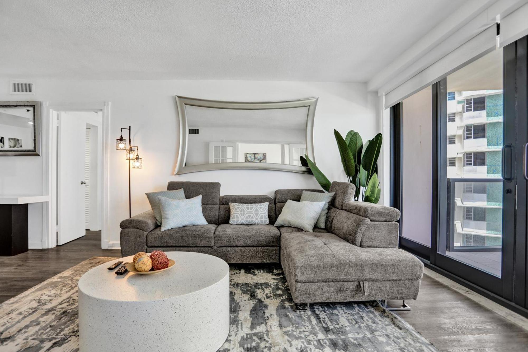 Adorable 2 Bedroom Service 1110 Apartment Miami Beach