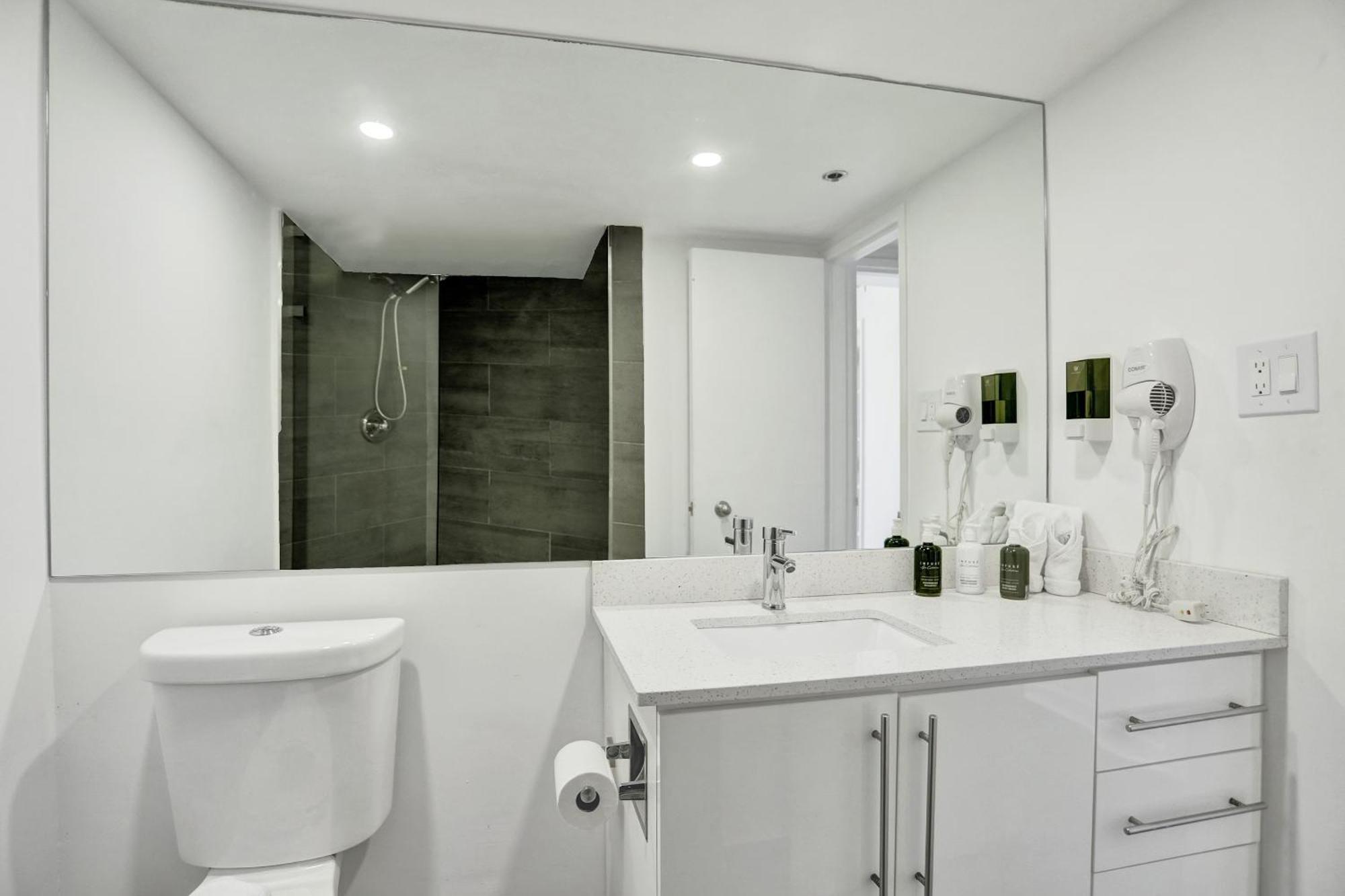 Apartment Adorable 2 Bedroom Service 1110 *