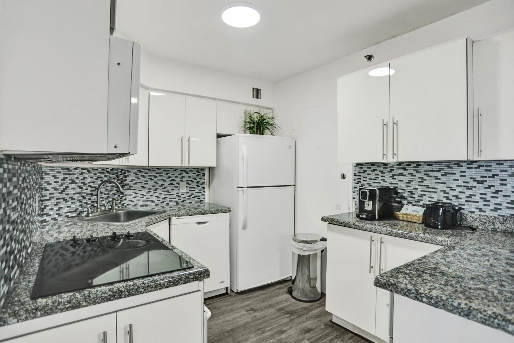 Adorable 2 Bedroom Service 1110 Miami Beach